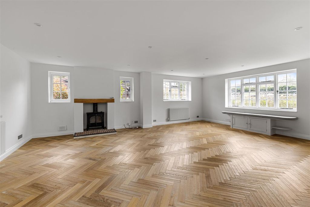 Property photo 3 of 31 Fulvenden Farmhouse, Horsham Road Abinger Hammer,