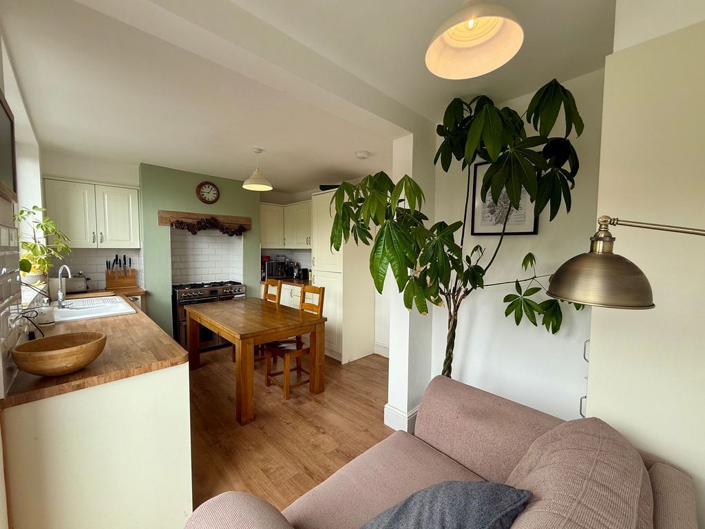 Property photo 3 of 25 Dining Kitchen