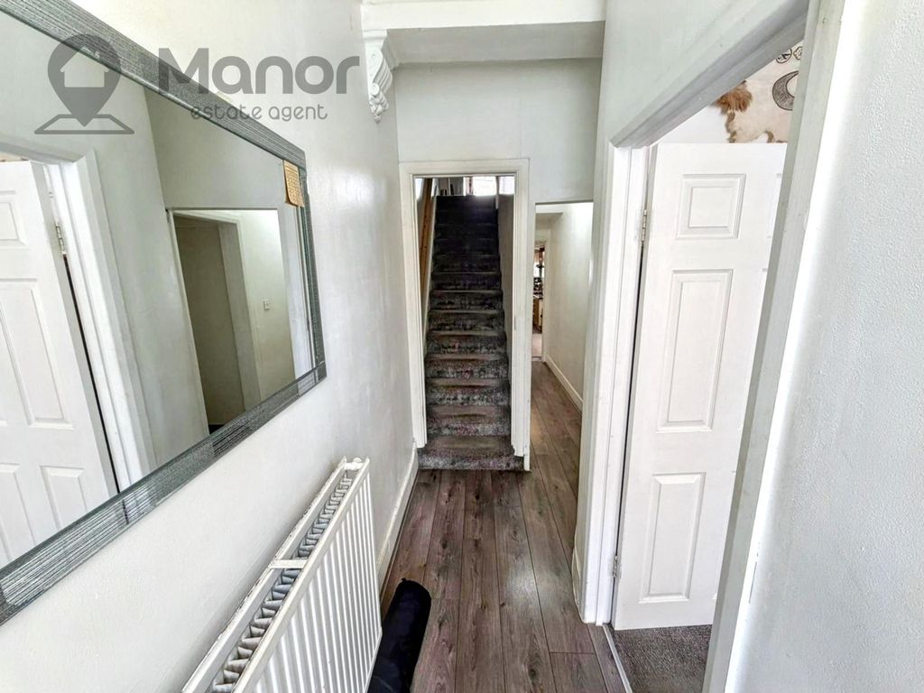 Property photo 3 of 19 Hallway