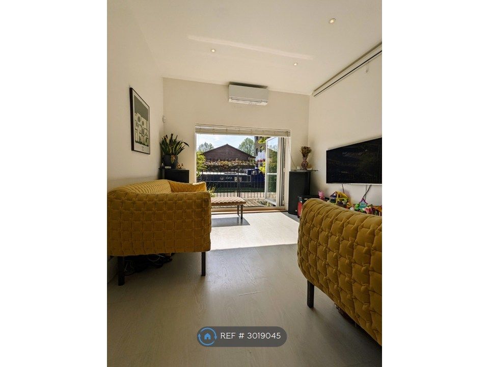Property photo 2 of 35 Living Room