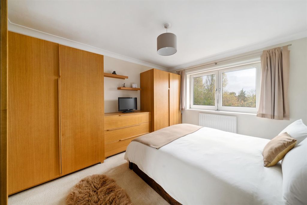 Property photo 2 of 11 Clarendon Court