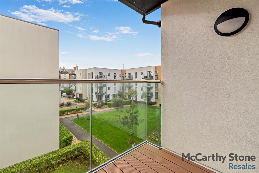 Property photo 3 of 24 8671352-Exterior02-800.Jpg