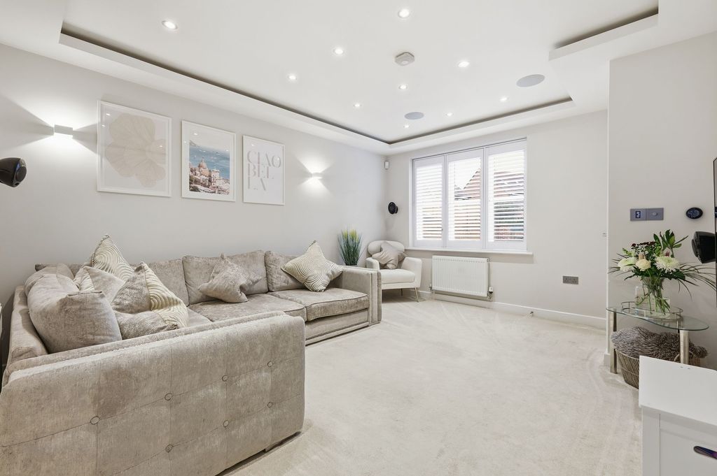 Property photo 3 of 17 Lounge