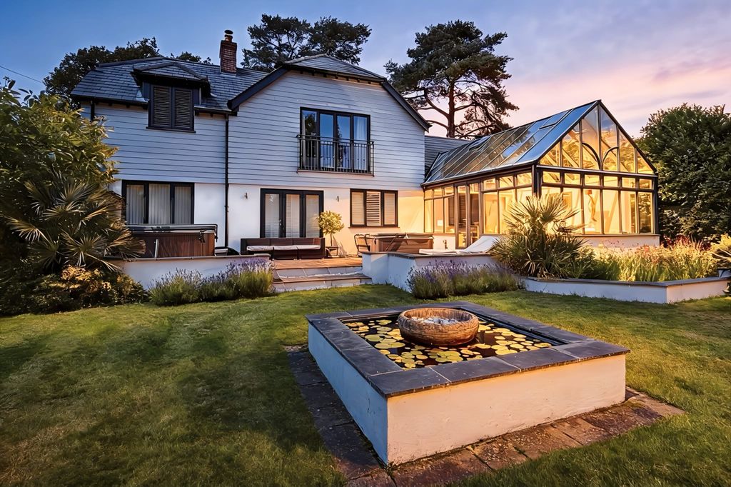 Property photo 1 of 57 5 Bedroom Detached Home With Annexe.