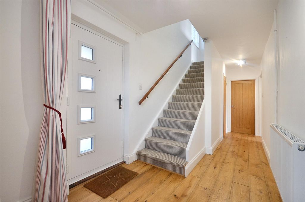 Property photo 3 of 18 Entrance Hall