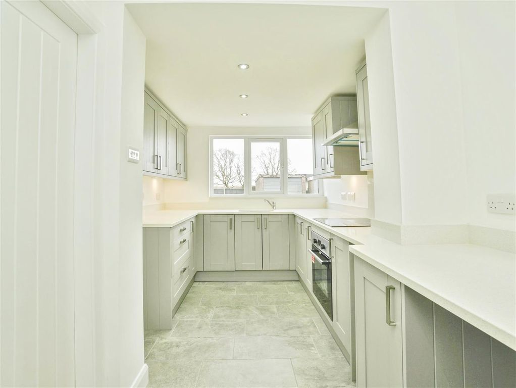 Property photo 3 of 16 Kitchen