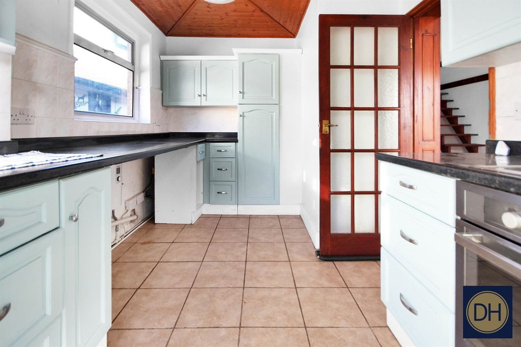Property photo 3 of 14 Princes Close