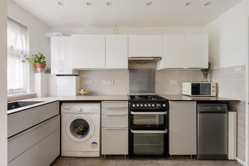 Property photo 2 of 17 Mulberry Way, Ig6