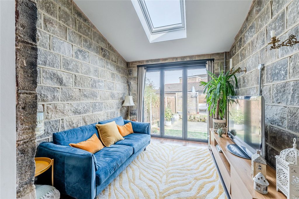 Property photo 2 of 18 Snug