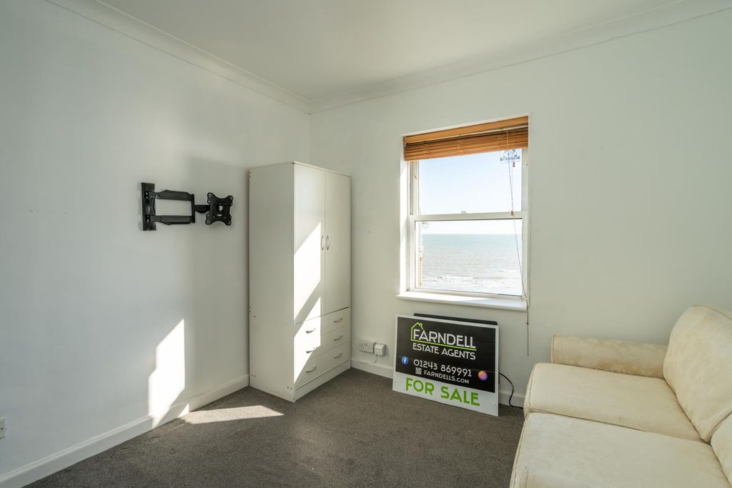 Property photo 3 of 11 Studio Room.Jpg