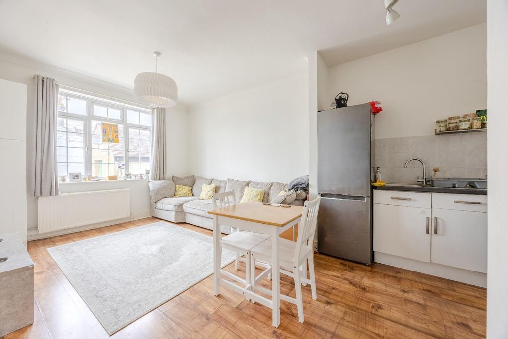 Property photo 2 of 17 Lounge / Kitchen