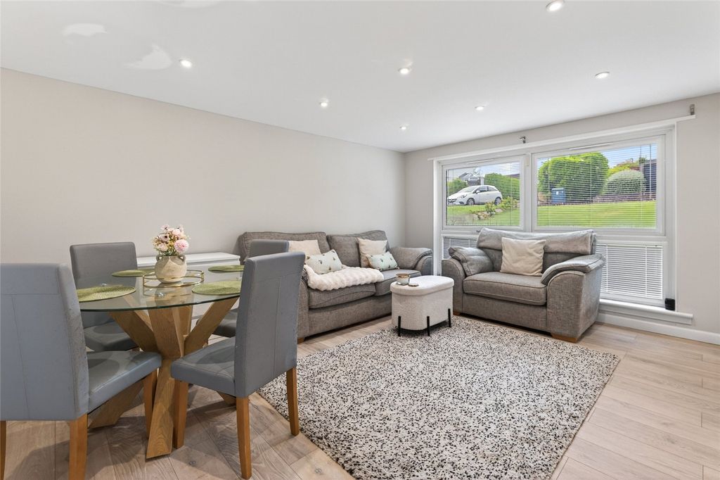 Property photo 2 of 17 Mortonhall Park Cres
