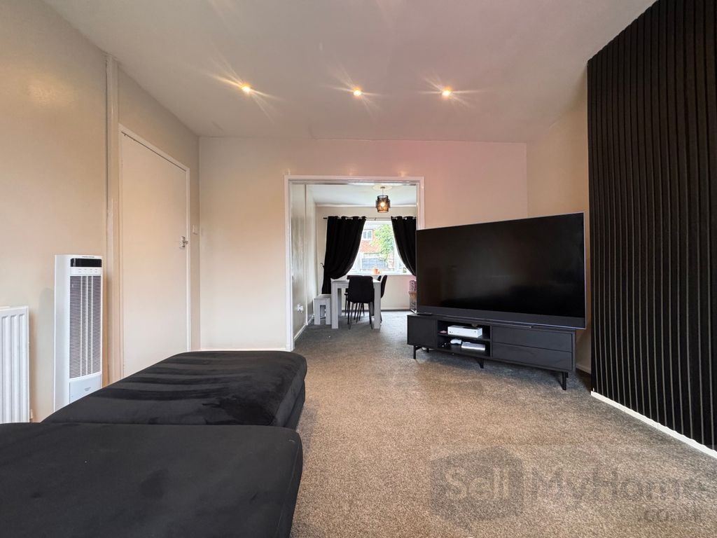 Property photo 3 of 16 Lounge