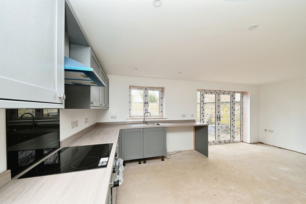 Property photo 3 of 12 Kitchen