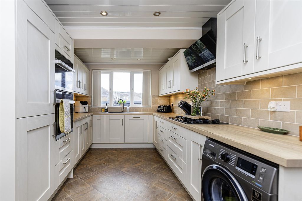 Property photo 3 of 32 Kitchen