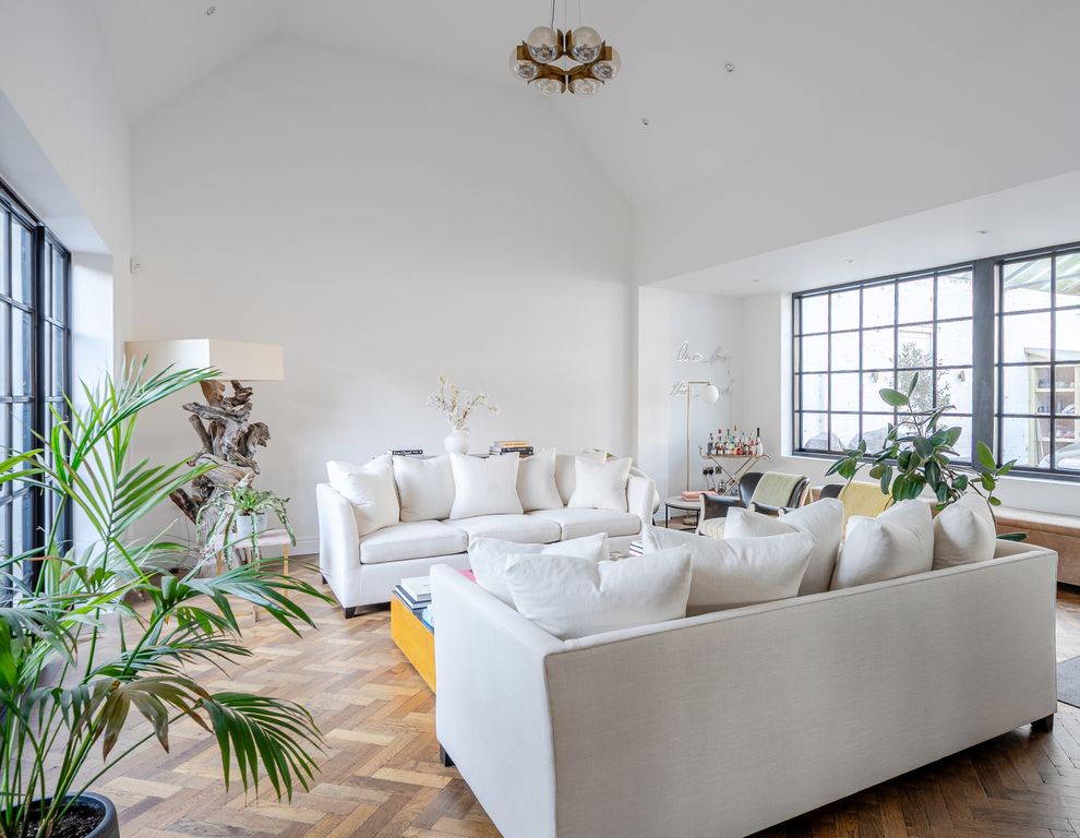 Property photo 2 of 28