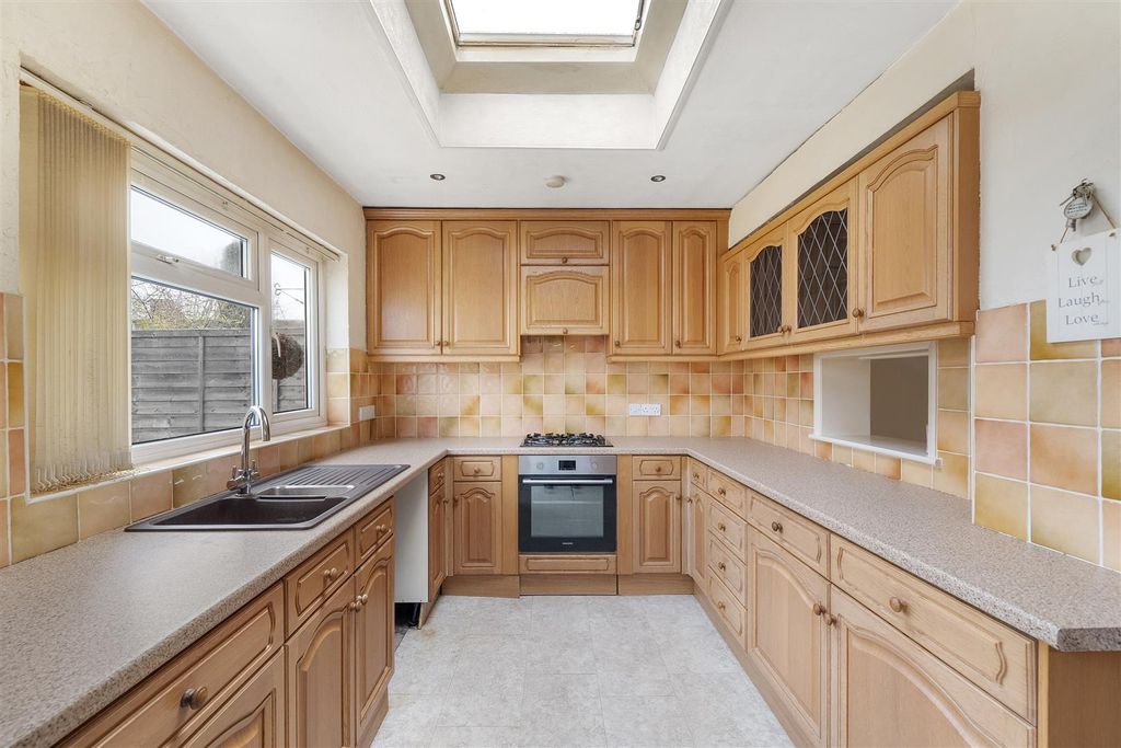 Property photo 2 of 18 Hall Lane, E4