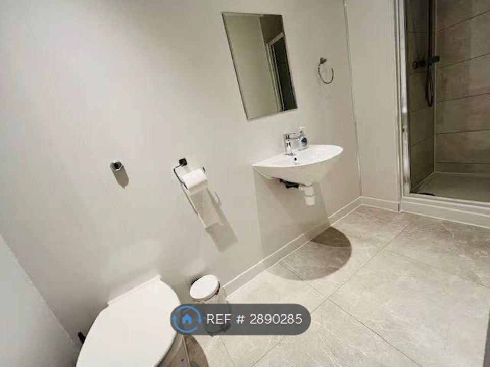 Property photo 2 of 11 Bathroom