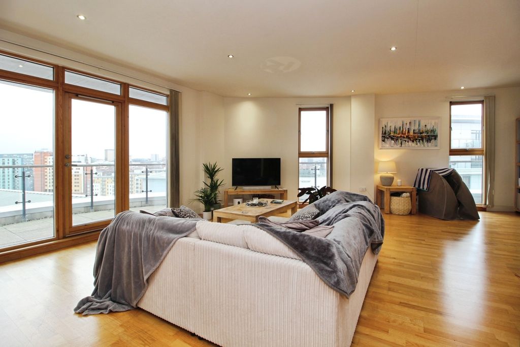 Property photo 1 of 16 Lounge