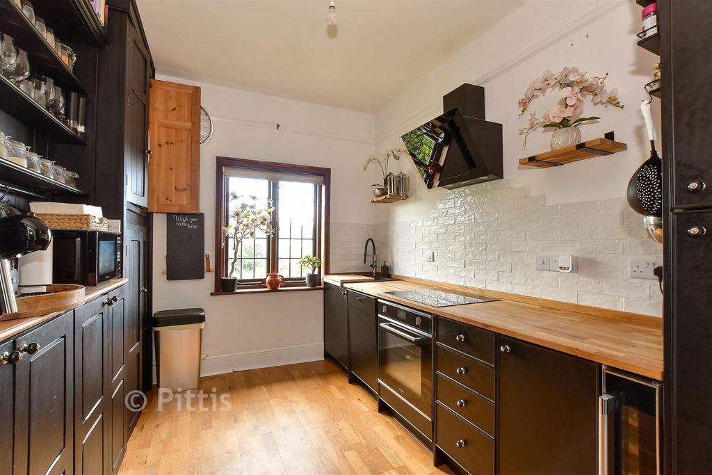 Property photo 3 of 11 Kitchen