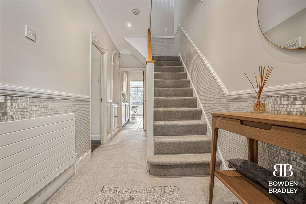 Property photo 3 of 18 Hallway