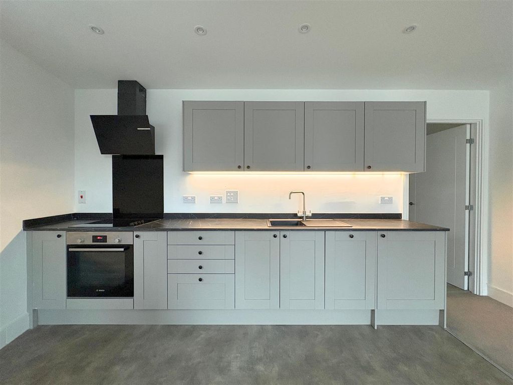 Property photo 2 of 16 Living Room / Kitchen