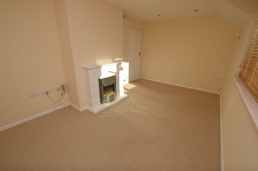 Property photo 3 of 10 Living Room