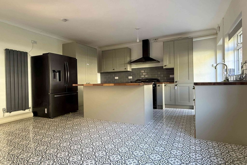 Property photo 2 of 12 Kitchen