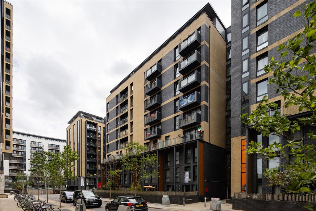 Property photo 1 of 22 Palmers Road, E2