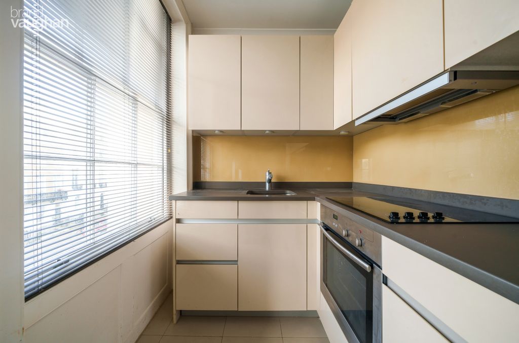 Property photo 3 of 9 Kitchen