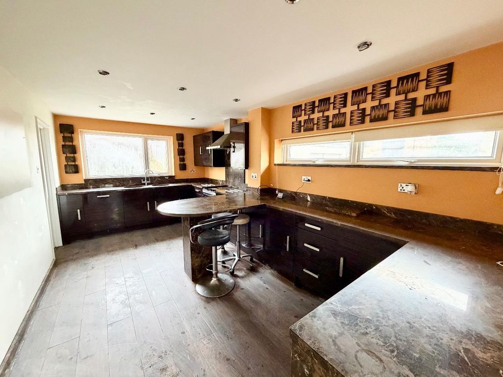 Property photo 3 of 11 Kitchen