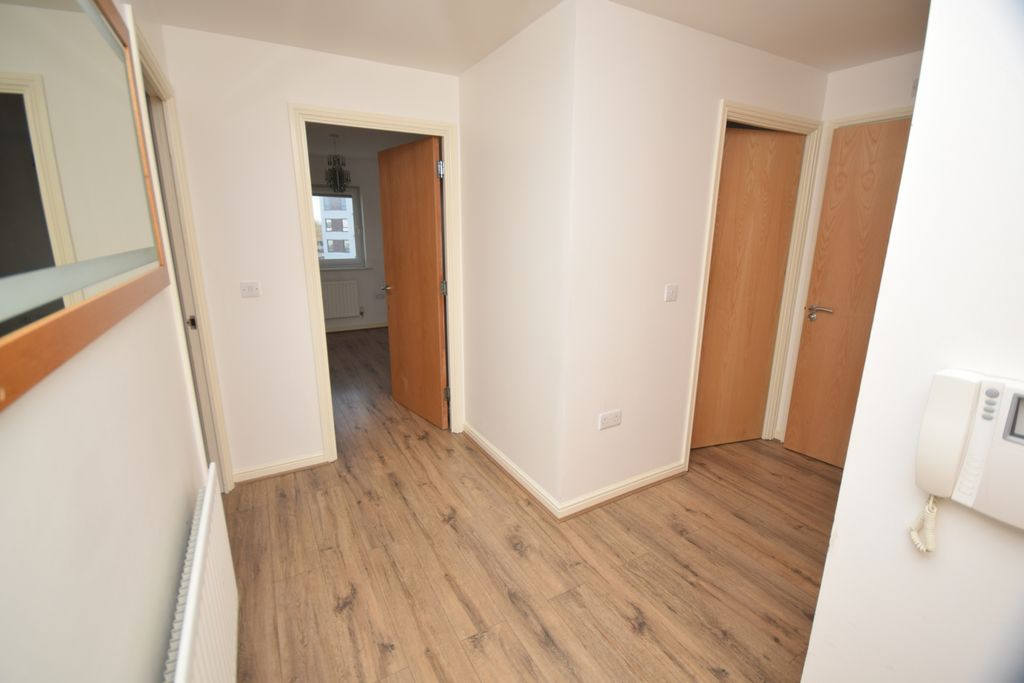 Property photo 2 of 11 Hallway