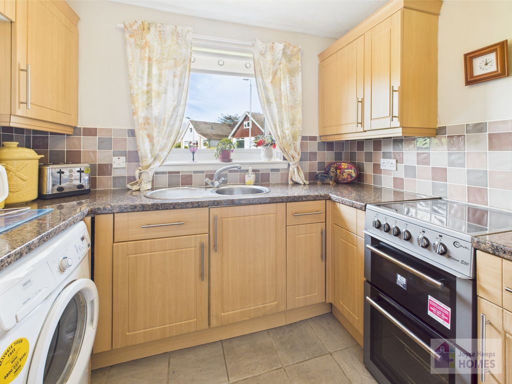 Property photo 3 of 7 Kitchen
