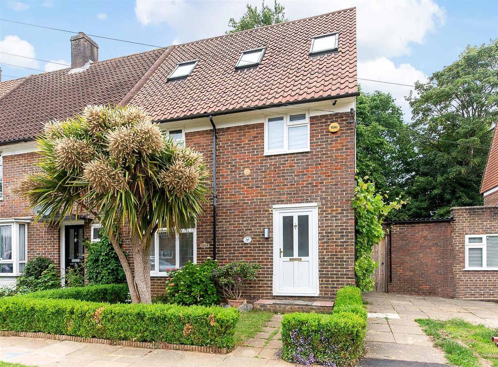 Property photo 1 of 26 Thornfield Road (13).Jpg