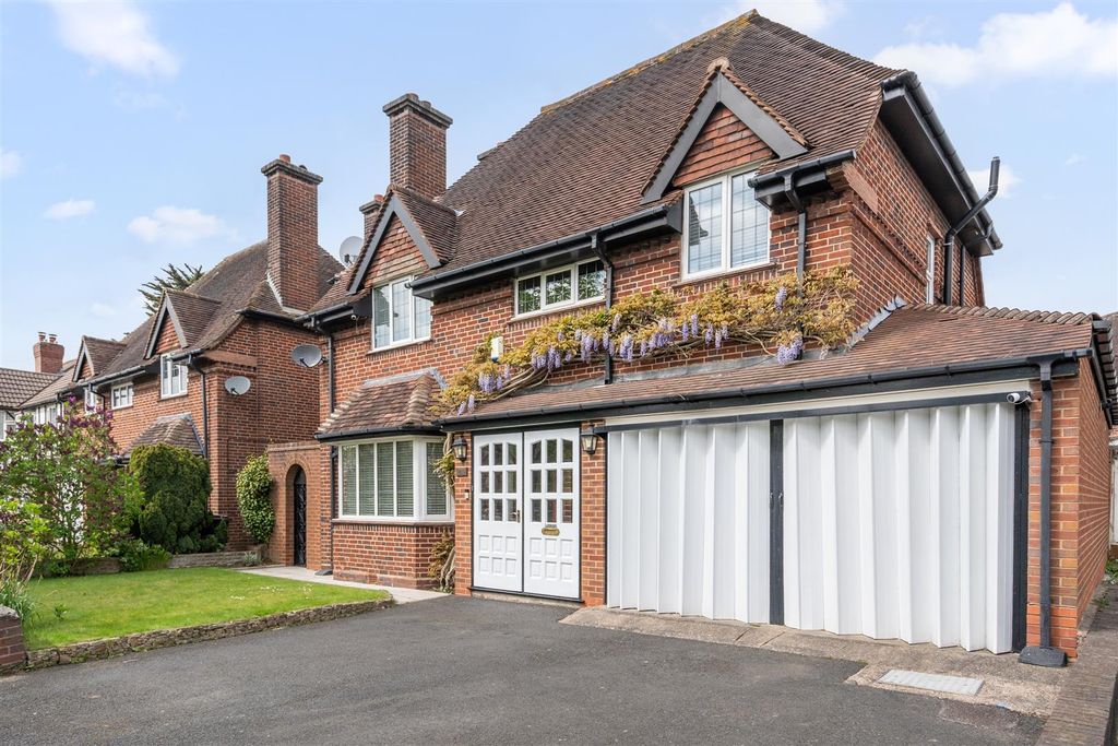 Property photo 3 of 17 27 Robin Hood Lane_4.Jpg