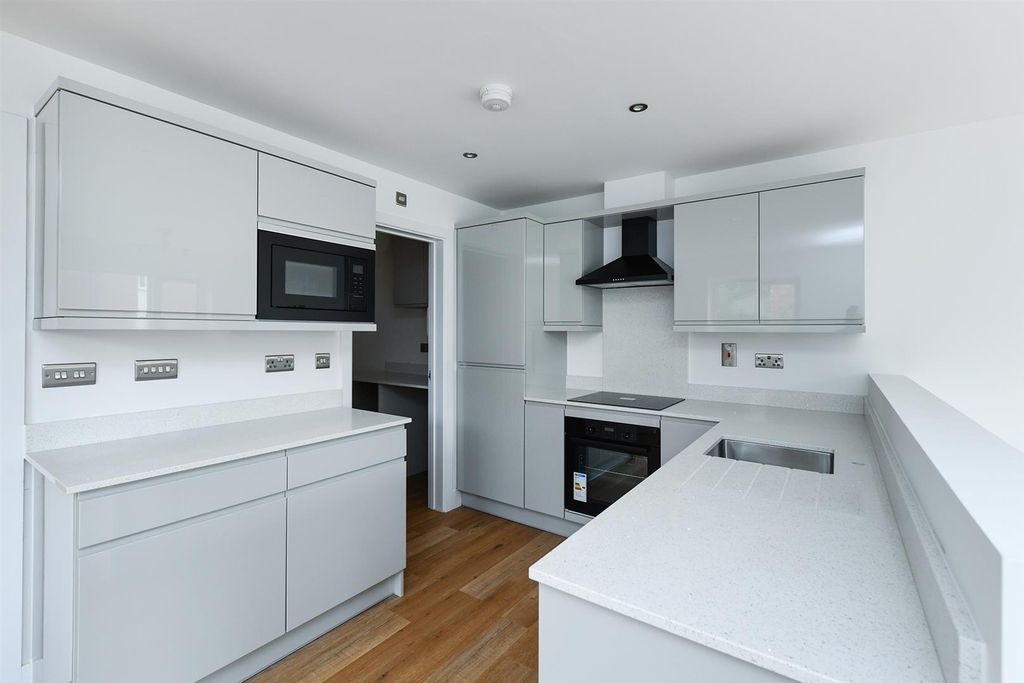 Property photo 3 of 16 Showhomebeeston-4