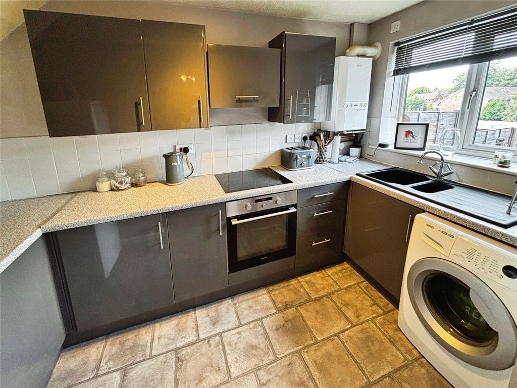 Property photo 3 of 17 Kitchen