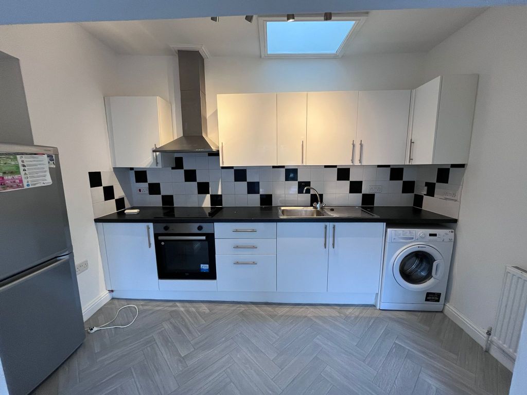 Property photo 3 of 6 Kitchen