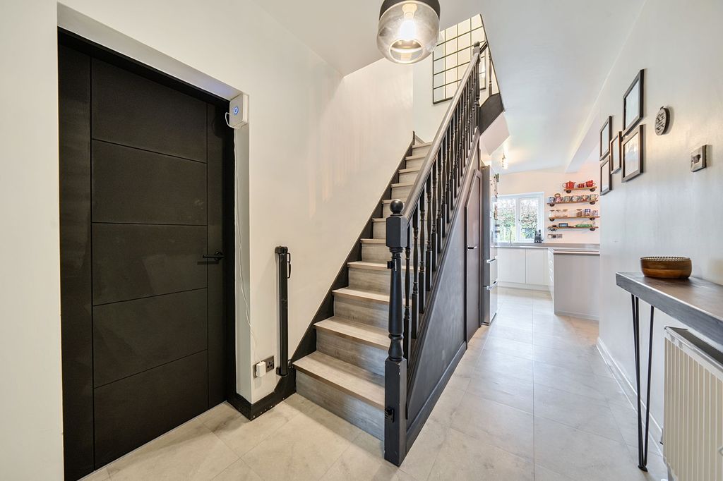 Property photo 2 of 25