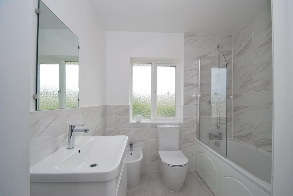 Property photo 3 of 10 Bathroom