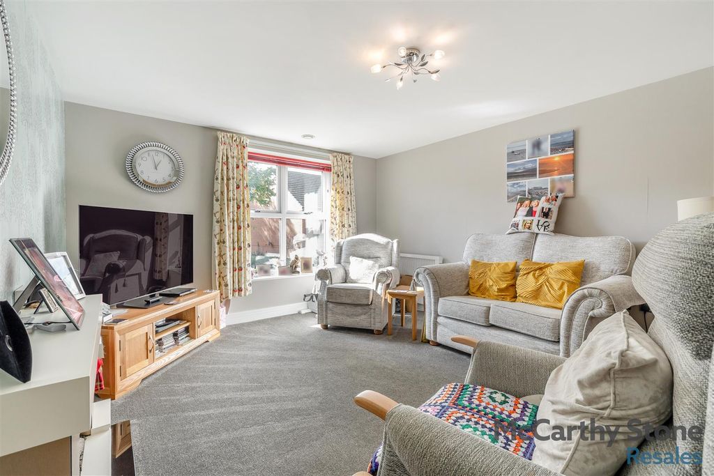 Property photo 3 of 25 8665303-Interior18.Jpg