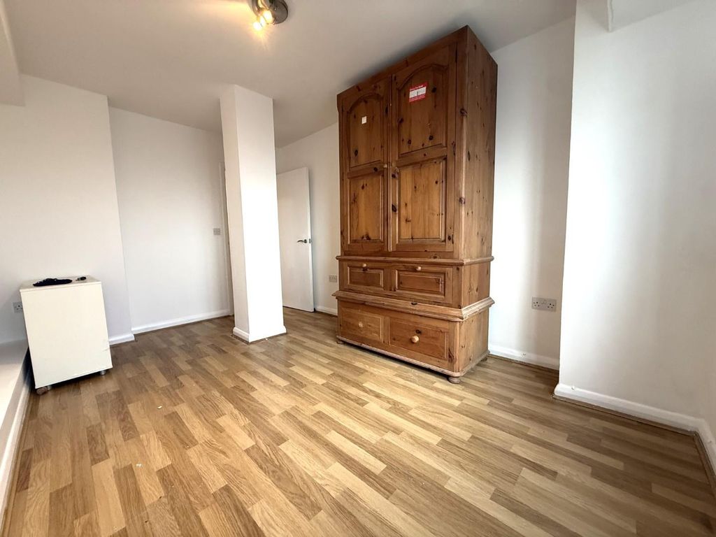 Property photo 3 of 8 Main Bedroom