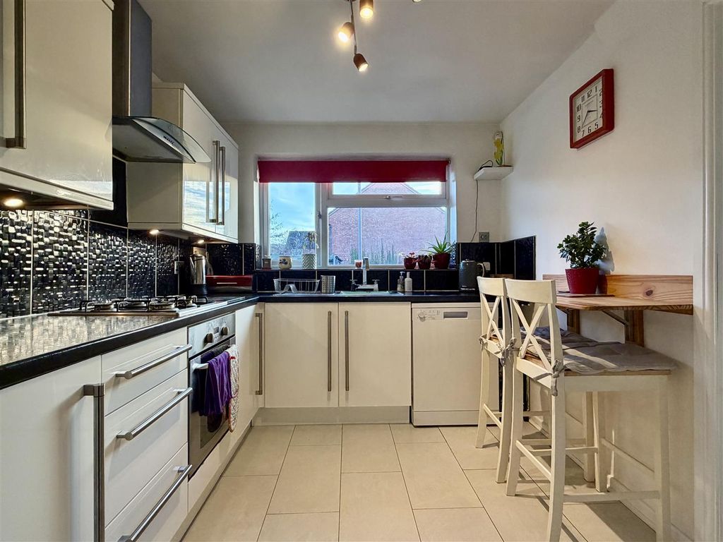 Property photo 3 of 17 Kitchen