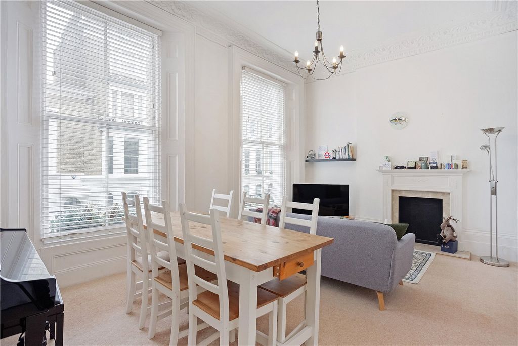 Property photo 3 of 7 Living Room