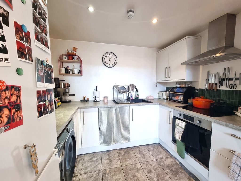 Property photo 3 of 16 Kitchen
