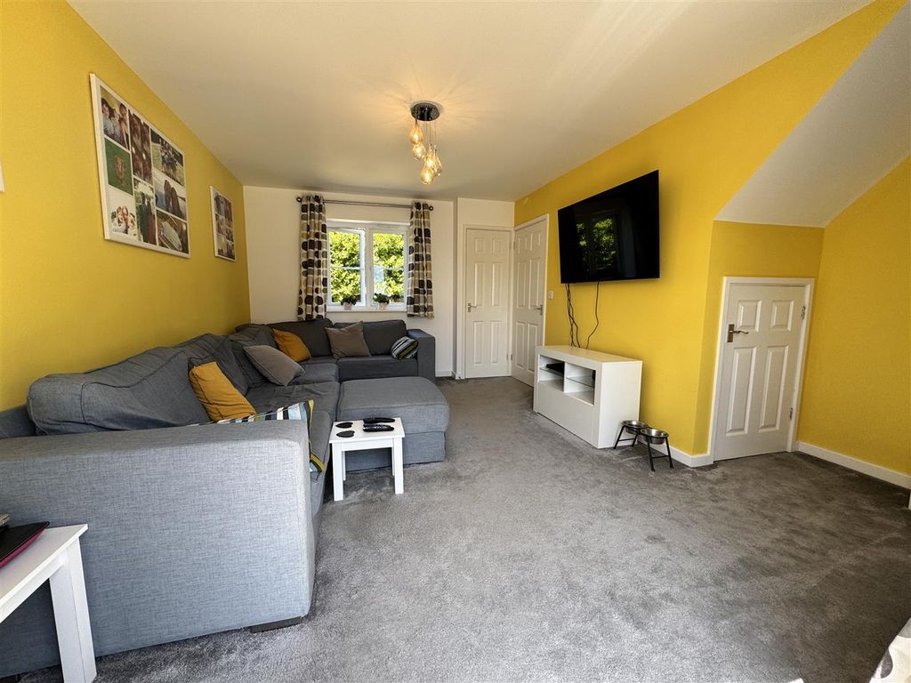 Property photo 3 of 18 Living Room