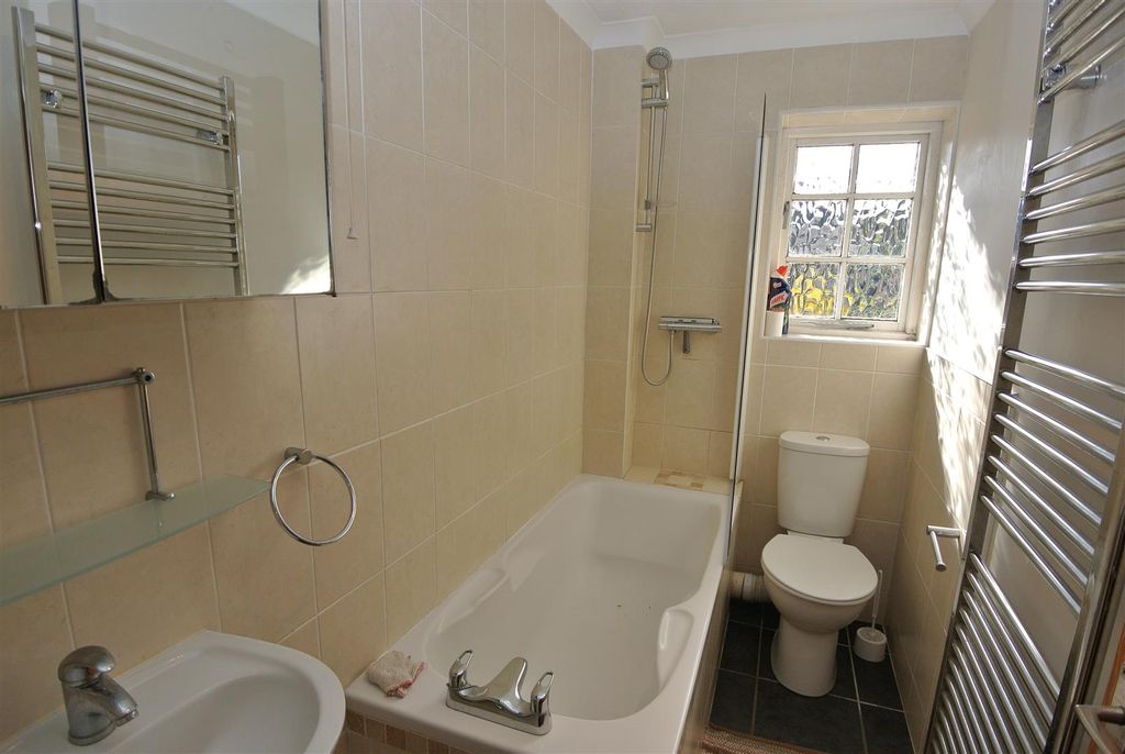 Property photo 1 of 8 Bathroom.Jpg