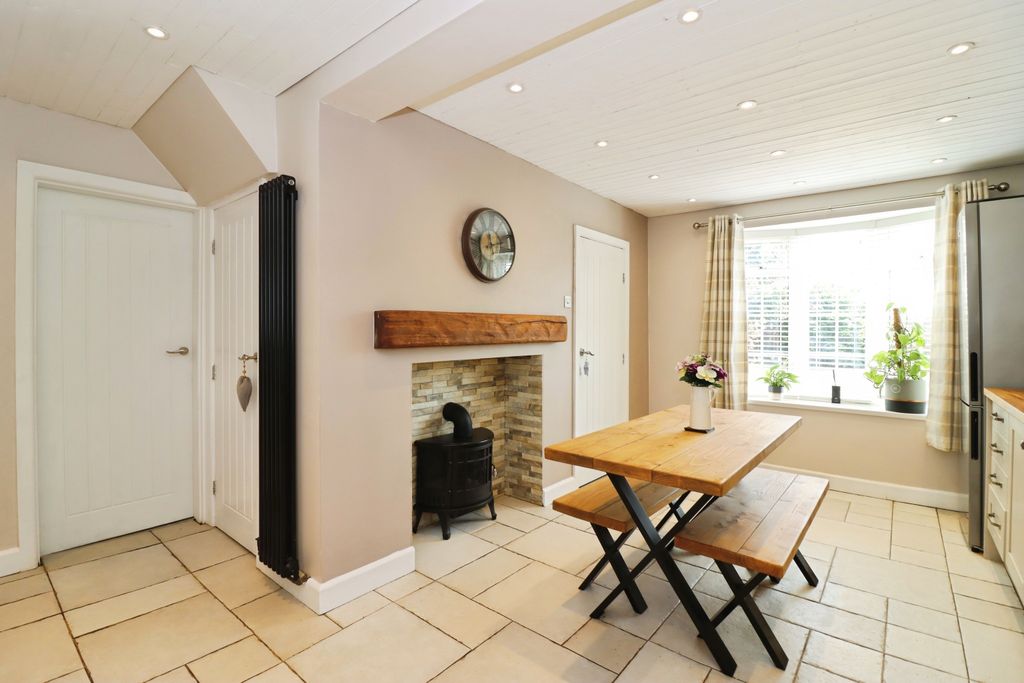 Property photo 2 of 32