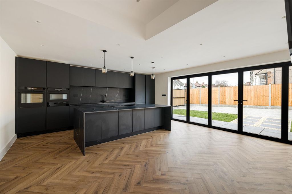 Property photo 2 of 54 Charteris Road, Ig8