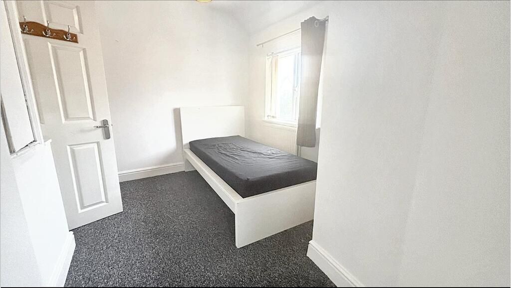 Property photo 3 of 8 Bright And Airy Bedroom With Modern Furniture...